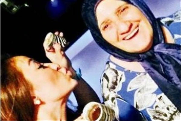 Şarkıcı Emrah'ın annesinden 'yaşlılık kartı' cevabı