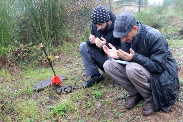 Enkazdan sağ çıkardı, 15 yıl sonra mezarda buldu