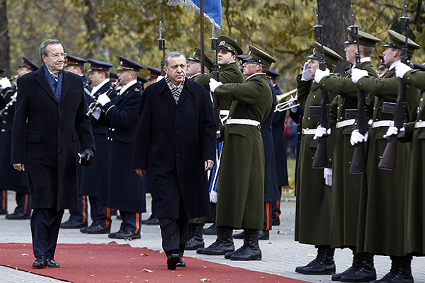 Erdoğan, Estonya&#039;da askeri törenle karşılandı