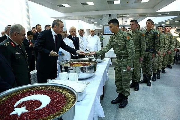 Cumhurbaşkanı Erdoğan Muhafız Alayı'na aşure dağıttı