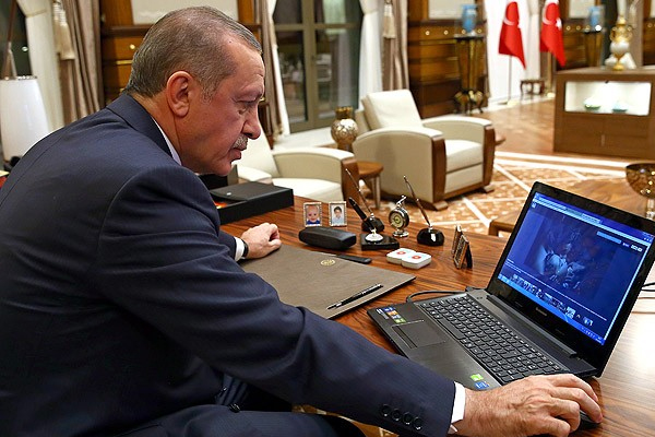 Cumhurbaşkanı Erdoğan&#039;ın masasında dikkat çeken ayrıntı