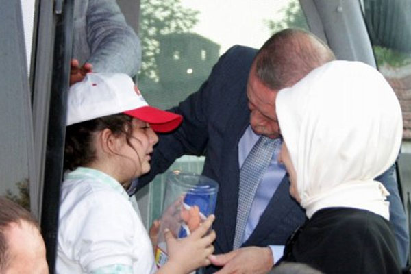 Erdoğan minik hayranını otobüse aldı