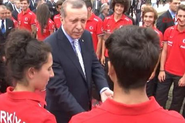 Erdoğan&#039;dan genç futbolcuya tavsiye