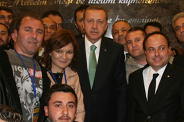 Erdoğan&#039;dan basın mensuplarına selfie pozu