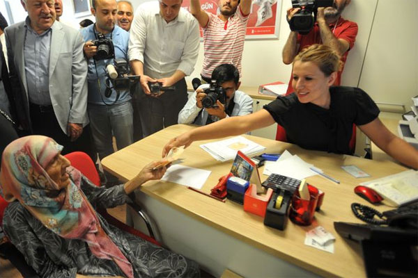 103 yaşındaki Elif nine &#039;Kefen param Erdoğan&#039;a dedi, bağış yaptı