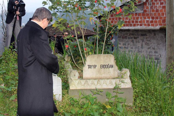 Davutoğlu Erdoğan&#039;ın dedesinin mezarı başında dua etti