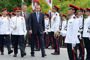 Erdoğan, Singapur&#039;da askeri törenle karşılandı