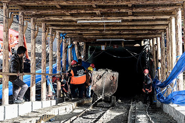 Alandaki çamur temizlenerek aşağı iniliyor