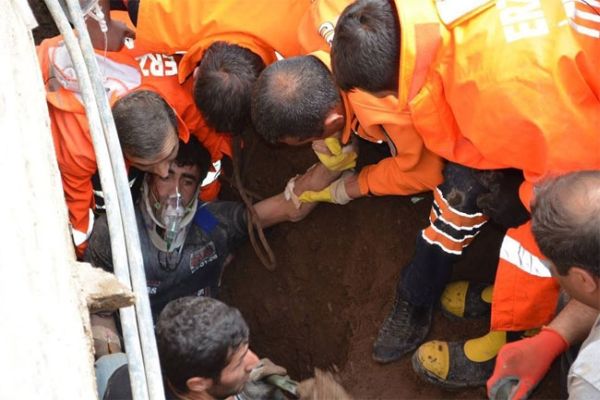 Erzurum&#039;da göçük altında can pazarı yaşandı