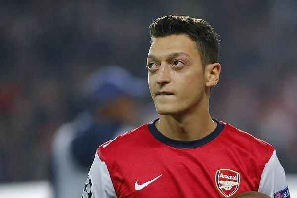 Mesut Özil'de düşüş sürüyor