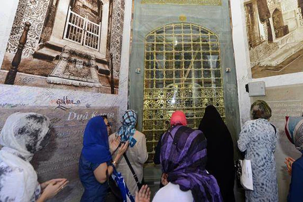 Eyüp Sultan Türbesi ziyarete açıldı