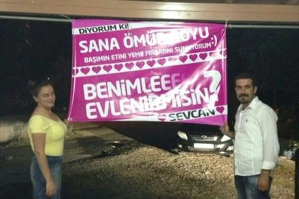 Evlilik teklifinde pankarta bakın ne yazdı