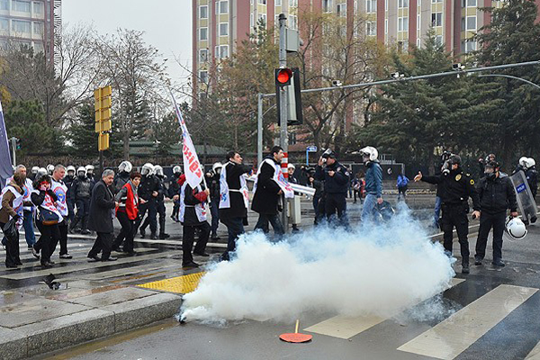 Ankara&#039;daki eylemde 100&#039;den fazla gözaltı