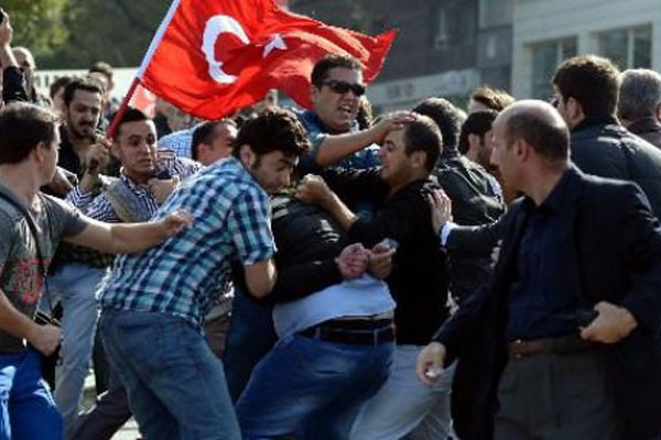 Eylemcilerin arasına daldı, polis zor kurtardı