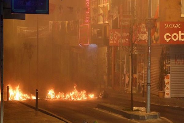 Şişli&#039;de eylemcilerden polise molotoflu saldırı