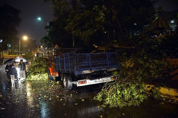 İstanbul&#039;da şiddetli yağış ve fırtına etkili oldu