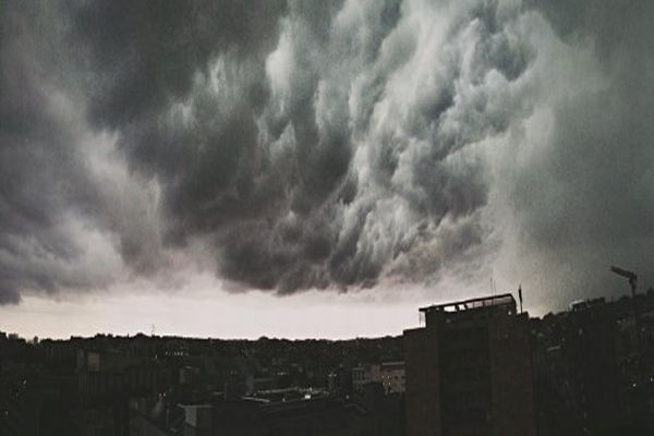 İstanbul&#039;da fırtına koptu, TV, elektrik, internet gitti