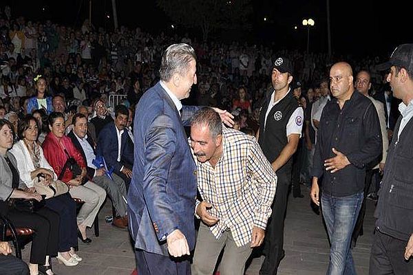 Zonguldak&#039;a konser vermek için gelen Fatih Kısaparmak&#039;ın şaşırtan hareketi!