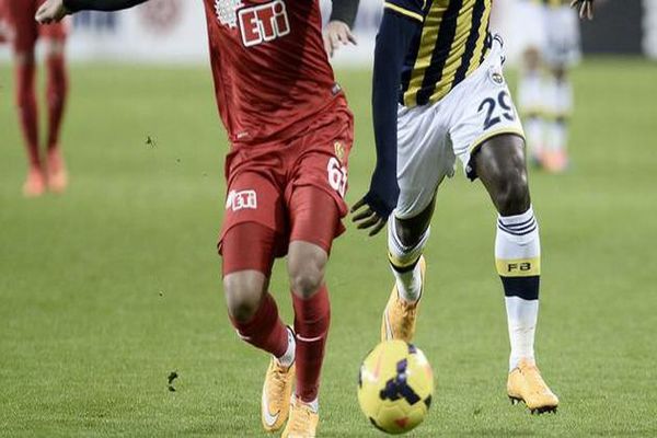 Fenerbahçe&#039;nin yıldız futbolcusuna müthiş teklif