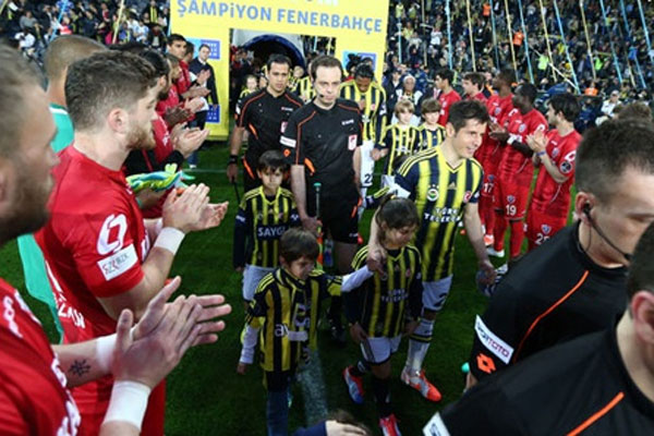 İşte Fenerbahçe&#039;yi alkışlamayan 3 Galatasaraylı