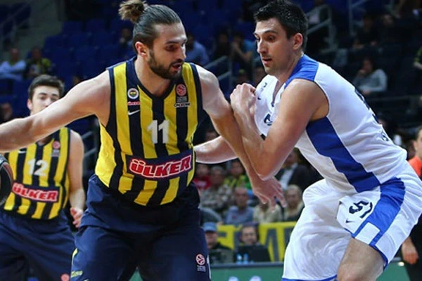 Dev derbide Fenerbahçe Anadolu Efes'i devirdi