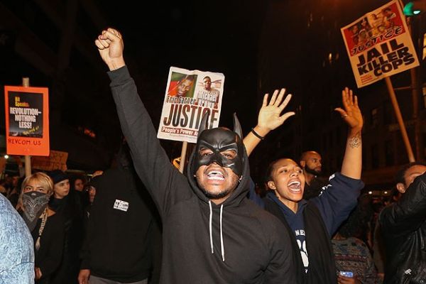 Ferguson&#039;da siyahi genci öldüren polis istifa etti