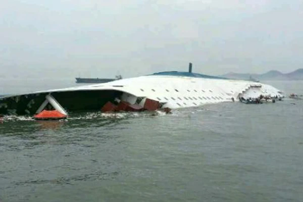 200 kişi taşıyan feribot battı