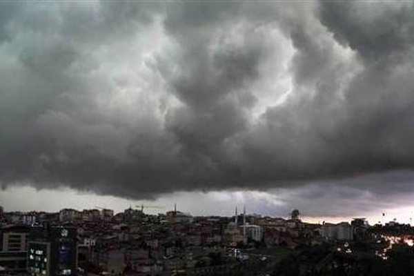 İstanbul&#039;a fırtına ve hortum uyarısı