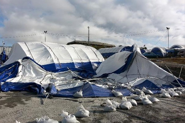Fırtına kurban pazarındaki çadırları uçurdu