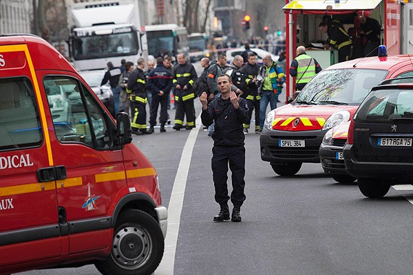Fransa&#039;daki saldırıda yaralan polis hayatını kaybetti