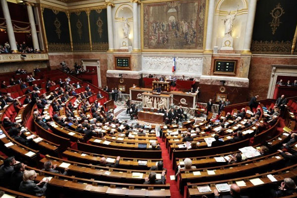 Fransa&#039;da hükümet güvenoyu aldı