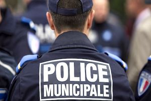 Fransa&#039;da polisler düşük ücretleri protesto etti