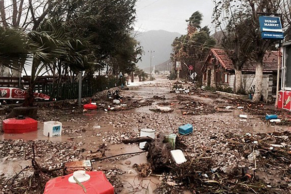 Antalya fırtınanın izlerini silmeye çalışıyor