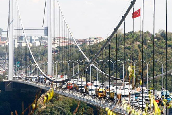 Köprüdeki yangın söndürüldü, trafik normale döndü