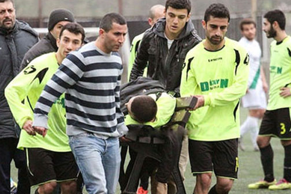 Sakatlanan futbolcu sahadan bankla çıkarıldı