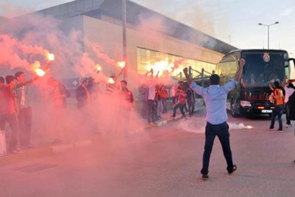 Galatasaray&#039;a Elazığ&#039;da taraftardan coşkulu karşılama