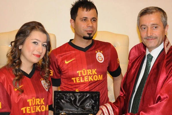 Galatasaray&#039;lı fanatik çiftin ilginç nikah töreni