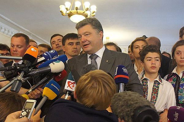 Ukrayna&#039;da Petr Poroşenko zaferini ilan etti