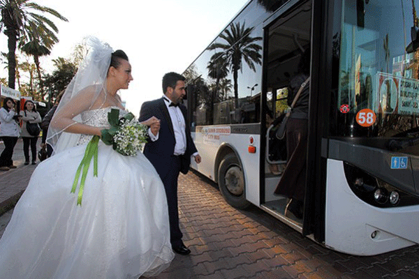 Düğünlerine belediye otobüsüyle gittiler