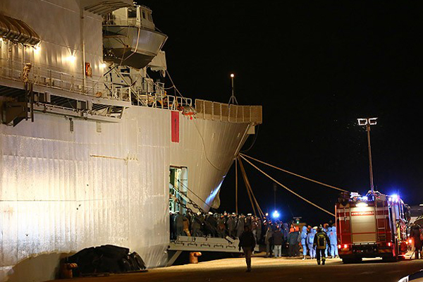 Yanan feribottaki son yolcular da karaya ayak bastı