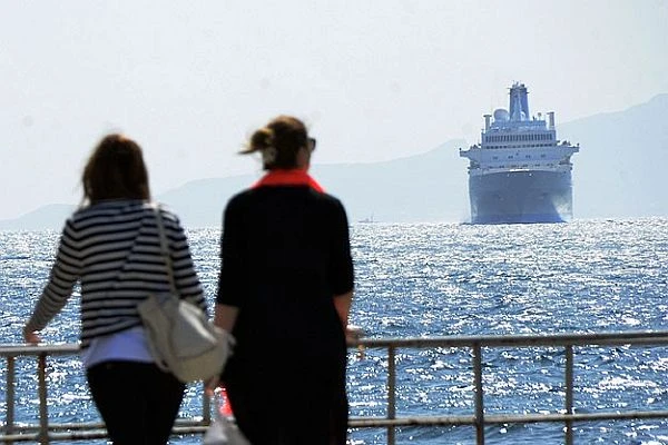 Thomson Spirit isimli yolcu gemisi bin 305 yolcusuyla Alanya'da