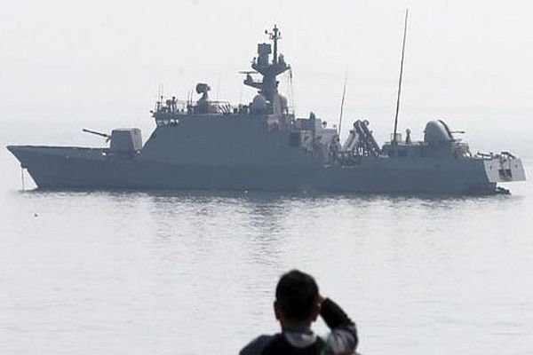 İki ülke gemileri karşılıklı ateş açtı