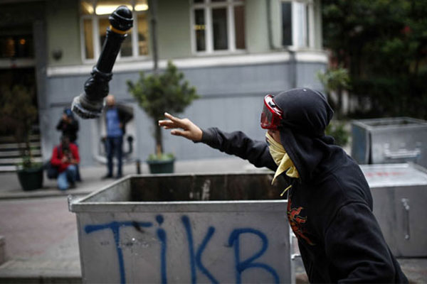 Gezi'de provokatörler yine sahneye çıktı