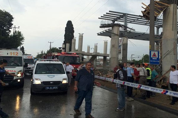 YHT istasyon binası çöktü, işçiler enkaz altında kaldı