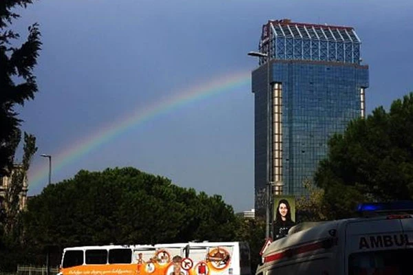 Gökkuşağı İstanbul'da renkli görüntüler oluşturdu