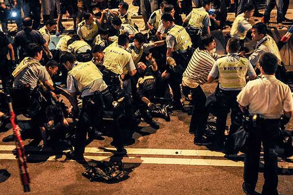 Hong Kong polisi göstericileri dağıtmak için güç kullandı