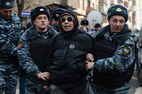 Moskova&#039;da izinsiz gösteriye polis müdahalesi