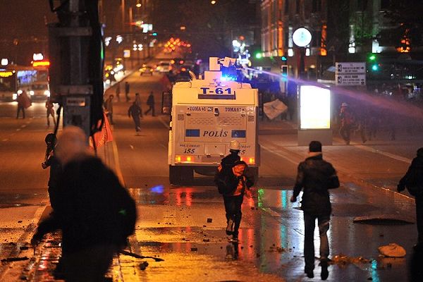 Yasa dışı gösteriye polis müdahalesi