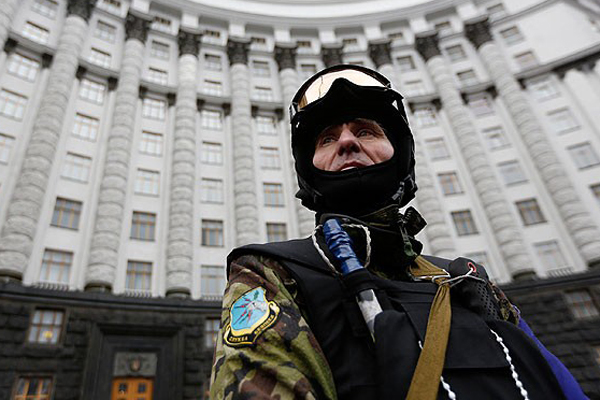 Ukrayna&#039;da göstericiler polis olacak
