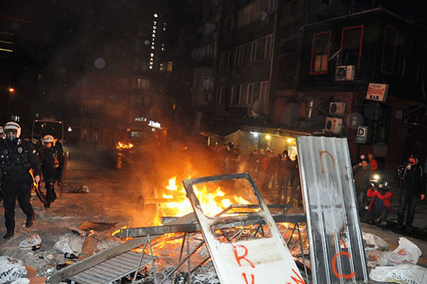 Gösterilerde 22 polis memuru 76 vatandaş yaralandı